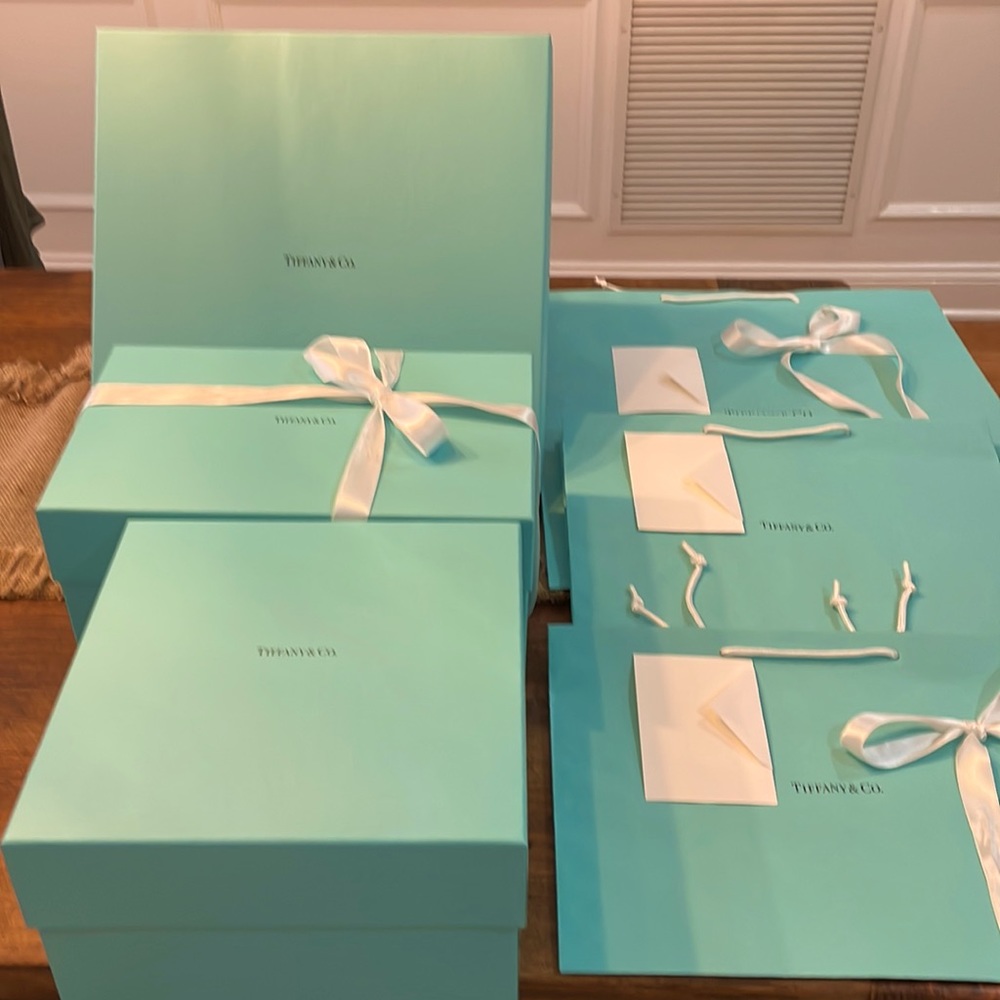 3 Tiffany box’s, perfect condition, 3 bags, ribbon, 3 cards.